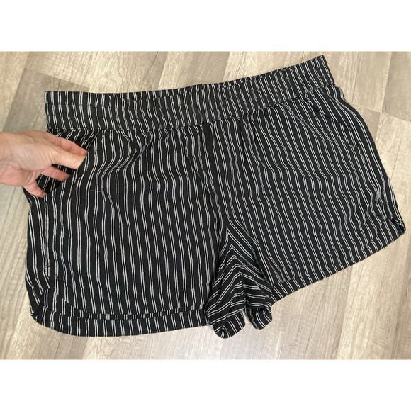 Maurices Women's XL Black White Stripe Linen Blend Pull On Shorts 1X Pockets - Picture 2 of 7